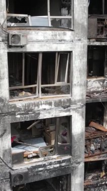 Ukrayna, Kyiv 'de yanmış ve yıkılmış bir evin dikey videosu