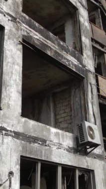 Ukrayna, Kyiv 'de yanmış ve yıkılmış bir evin dikey videosu