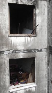 Ukrayna, Kyiv 'de yanmış ve yıkılmış bir evin dikey videosu