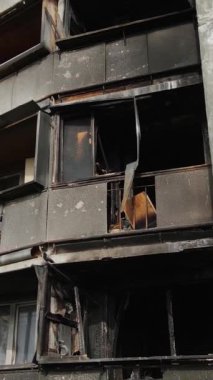 Ukrayna, Kyiv 'de yanmış ve yıkılmış bir evin dikey videosu