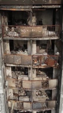 Ukrayna, Kyiv 'de yanmış ve yıkılmış bir evin dikey videosu