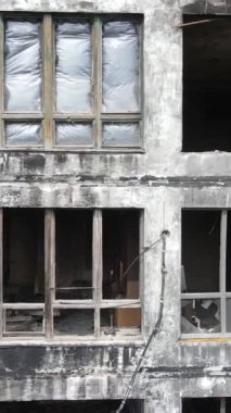 Ukrayna, Kyiv 'de yanmış ve yıkılmış bir evin dikey videosu