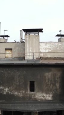 Ukrayna, Kyiv 'de yanmış ve yıkılmış bir evin dikey videosu