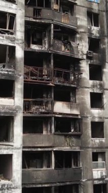 Ukrayna, Kyiv 'de yanmış ve yıkılmış bir evin dikey videosu