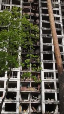 Ukrayna, Kyiv 'de yanmış ve yıkılmış bir evin dikey videosu