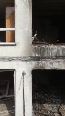 Ukrayna, Kyiv 'de yanmış ve yıkılmış bir evin dikey videosu