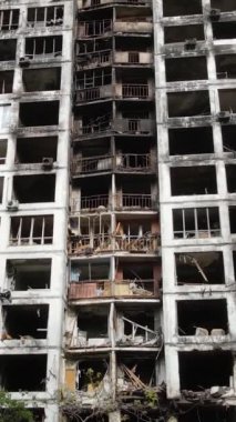 Ukrayna, Kyiv 'de yanmış ve yıkılmış bir evin dikey videosu