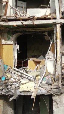 Ukrayna, Kyiv 'de yanmış ve yıkılmış bir evin dikey videosu