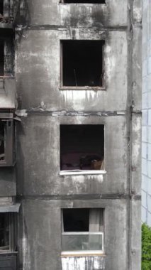 Ukrayna, Kyiv 'de yanmış ve yıkılmış bir evin dikey videosu