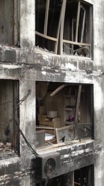 Ukrayna, Kyiv 'de yanmış ve yıkılmış bir evin dikey videosu