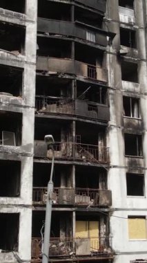 Ukrayna, Kyiv 'de yanmış ve yıkılmış bir evin dikey videosu