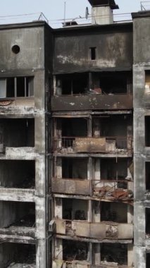 Ukrayna, Kyiv 'de yanmış ve yıkılmış bir evin dikey videosu