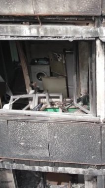 Ukrayna, Kyiv 'de yanmış ve yıkılmış bir evin dikey videosu