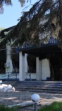 Borodyanka, Ukrayna 'da yıkılmış bir polis karakolunun dikey videosu