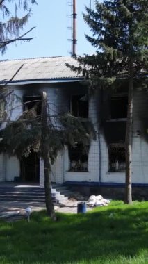 Borodyanka, Ukrayna 'da yıkılmış bir polis karakolunun dikey videosu