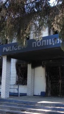Borodyanka, Ukrayna 'da yıkılmış bir polis karakolunun dikey videosu