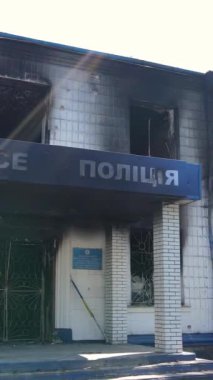 Borodyanka, Ukrayna 'da yıkılmış bir polis karakolunun dikey videosu
