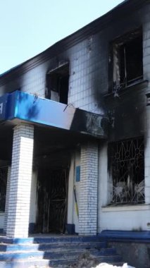 Borodyanka, Ukrayna 'da yıkılmış bir polis karakolunun dikey videosu