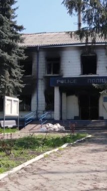 Borodyanka, Ukrayna 'da yıkılmış bir polis karakolunun dikey videosu