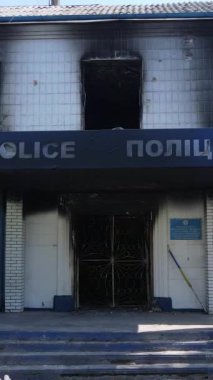 Borodyanka, Ukrayna 'da yıkılmış bir polis karakolunun dikey videosu