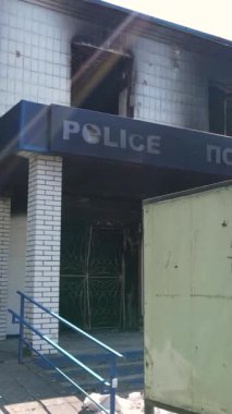 Borodyanka, Ukrayna 'da yıkılmış bir polis karakolunun dikey videosu