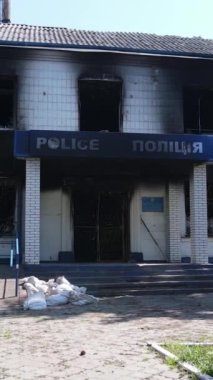 Borodyanka, Ukrayna 'da yıkılmış bir polis karakolunun dikey videosu