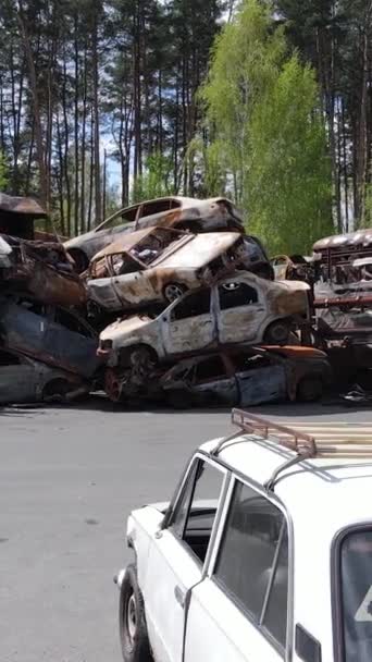 Vertikal Video Ødelagte Biler Irpin Ukraina – stockvideo
