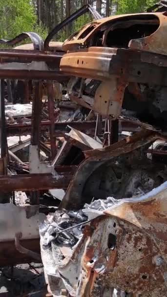 우크라이나 시에서 파괴된 자동차들의 — 비디오
