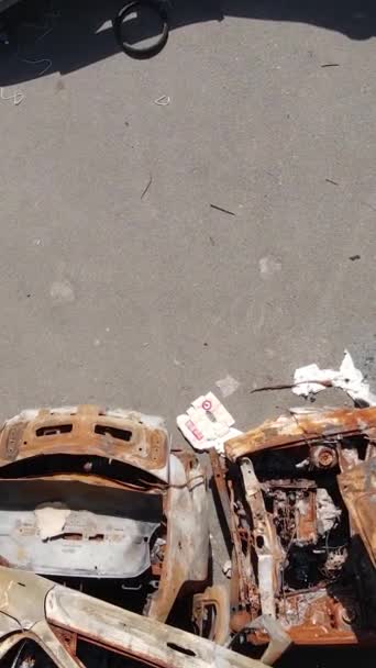 Κάθετη Βίντεο Από Κατεστραμμένα Αυτοκίνητα Στην Πόλη Του Irpin Ουκρανία — Αρχείο Βίντεο