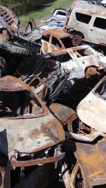 ウクライナのアーピン市で破壊された車の垂直ビデオ — ストック動画