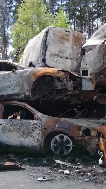 ウクライナのアーピン市で破壊された車の垂直ビデオ — ストック動画