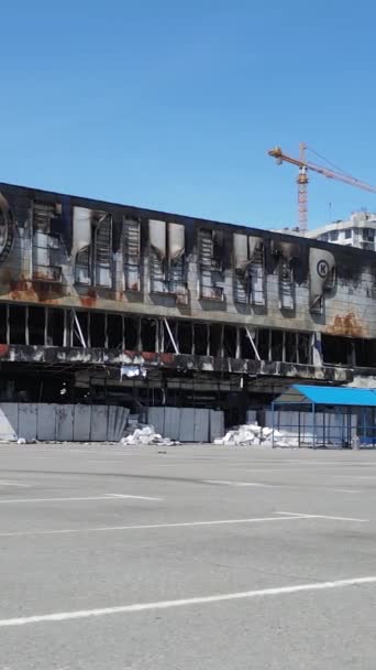 Κάθετη Βίντεο Ενός Κατεστραμμένου Κτιρίου Ενός Εμπορικού Κέντρου Στην Bucha — Αρχείο Βίντεο