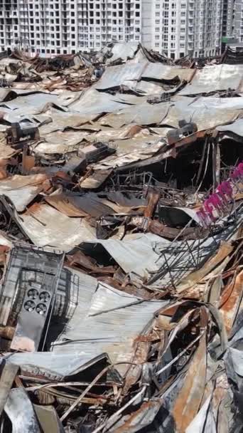 Vertikales Video Eines Zerstörten Gebäudes Eines Einkaufszentrums Bucha Ukraine — Stockvideo