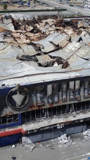 Κάθετη Βίντεο Ενός Κατεστραμμένου Κτιρίου Ενός Εμπορικού Κέντρου Στην Bucha — Αρχείο Βίντεο