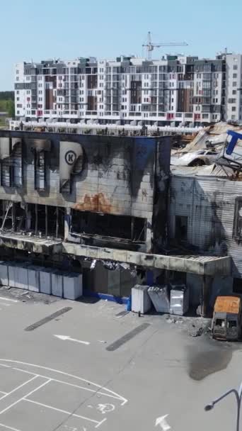 Vertikales Video Eines Zerstörten Gebäudes Eines Einkaufszentrums Bucha Ukraine — Stockvideo