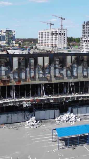 Pionowe Wideo Zniszczonego Budynku Centrum Handlowego Bucha Ukraina — Wideo stockowe