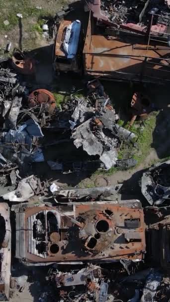 ウクライナのブチャで破壊された軍用ハードウェアの垂直ビデオ — ストック動画