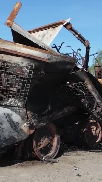 ウクライナのブチャで破壊された軍用ハードウェアの垂直ビデオ — ストック動画