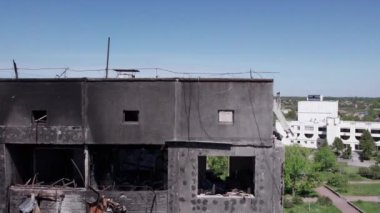 Bu stok videosu Ukrayna 'daki savaşın sonucunu gösteriyor. Bucha, Borodyanka' da yıkılan bir yerleşim yeri.