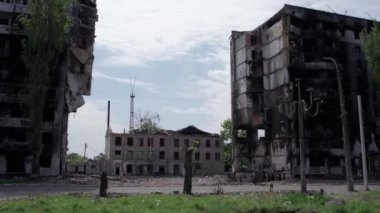 Bu stok videosu Ukrayna 'daki savaşın sonucunu gösteriyor. Bucha, Borodyanka' da yıkılan bir yerleşim yeri.