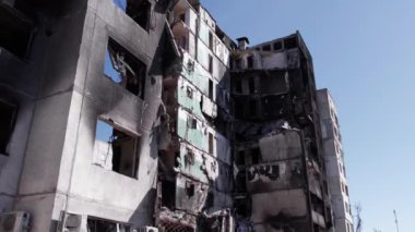 Bu stok videosu Ukrayna 'daki savaşın sonucunu gösteriyor. Bucha, Borodyanka' da yıkılan bir yerleşim yeri.