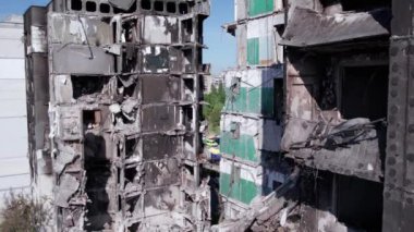 Bu stok videosu Ukrayna 'daki savaşın sonucunu gösteriyor. Bucha, Borodyanka' da yıkılan bir yerleşim yeri.