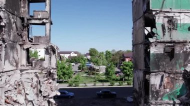 Bu stok videosu Ukrayna 'daki savaşın sonucunu gösteriyor. Bucha, Borodyanka' da yıkılan bir yerleşim yeri.