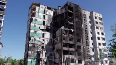 Bu stok videosu Ukrayna 'daki savaşın sonucunu gösteriyor. Bucha, Borodyanka' da yıkılan bir yerleşim yeri.