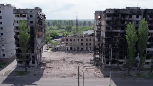 โอน แสดงให งฉากหล งของสงครามในย เครน อาคารท อาศ าลายใน Borodyanka เขต — วีดีโอสต็อก