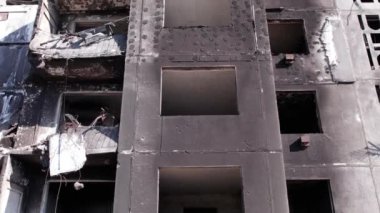 Bu stok videosu Ukrayna 'daki savaşın sonucunu gösteriyor. Bucha, Borodyanka' da yıkılan bir yerleşim yeri.