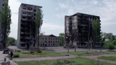 Bu stok videosu Ukrayna 'daki savaşın sonucunu gösteriyor. Bucha, Borodyanka' da yıkılan bir yerleşim yeri.