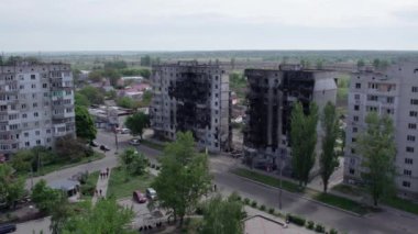 Bu stok videosu Ukrayna 'daki savaşın sonucunu gösteriyor. Bucha, Borodyanka' da yıkılan bir yerleşim yeri.