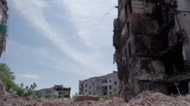 Bu stok videosu Ukrayna 'daki savaşın sonucunu gösteriyor. Bucha, Borodyanka' da yıkılan bir yerleşim yeri.