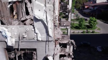 Bu stok videosu Ukrayna 'daki savaşın sonucunu gösteriyor. Bucha, Borodyanka' da yıkılan bir yerleşim yeri.